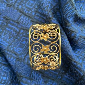 Elegant Gold Floral Bracelet